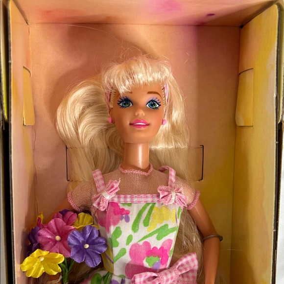Barbie Spring Petals Special Edition - Picture 5 of 9